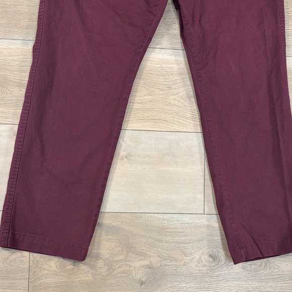 Abercrombie & Fitch Men's Kennan Straight Leg Burgundy Pants - Picture 2 of 9